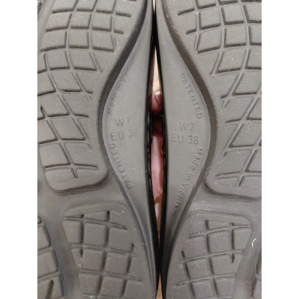 Authentic OOFOS Oomega Thong Women's Size 7 Lightweight Comfort Black